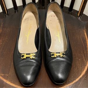 Salvatore Ferragamo Boutique Black Leather Gancini Pumps Lizard Cap Toe 7B